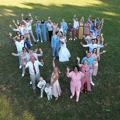 Photo de groupe mariage par drone